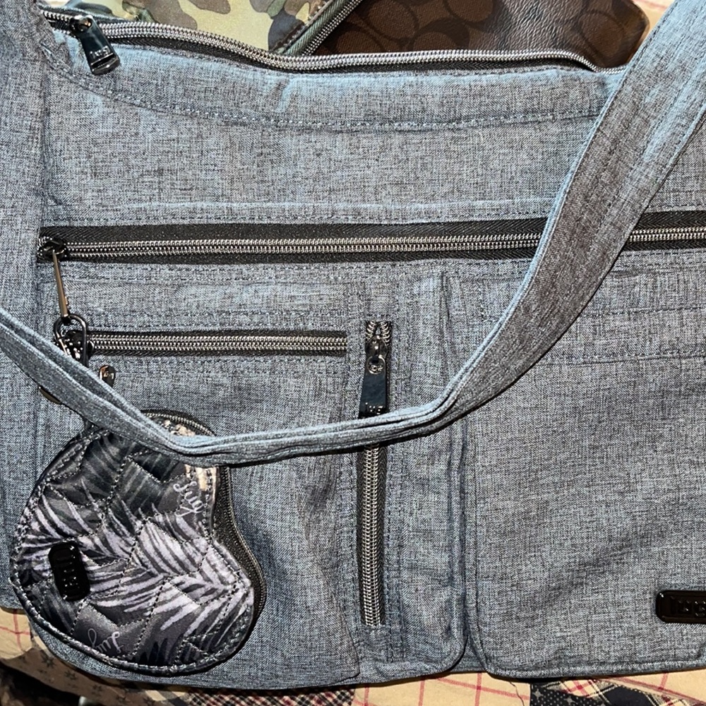 🚨🚨NWOT LUGLIFE Double Dutch with adjustable strap and Heart fob to match! 🚨